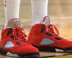 同款不同命,NBA 球星脚上的战靴与专卖店货,究竟有何不同? 同款不同命,NBA 球星脚上的战靴与专卖店货,究竟有何不同?