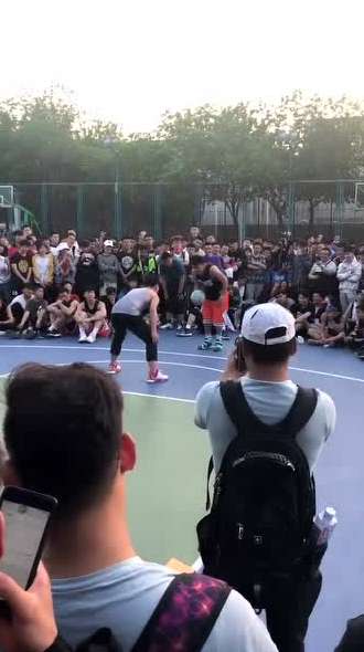 当头盔哥遇上 NBA 球星,一场关于勇气、幽默与篮球纯粹快乐的跨界对决 当头盔哥遇上 NBA 球星,一场关于勇气、幽默与篮球纯粹快乐的跨界对决