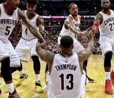 赛场上的笑点,那些 NBA 球员摔倒后却放声大笑的瞬间 赛场上的笑点,那些 NBA 球员摔倒后却放声大笑的瞬间