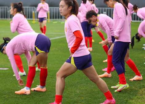 2023 年世界杯，男子足球无赛，女子足球八月燃情