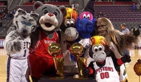吉祥物伏击 NBA 球员名单，球场之外的意外对决