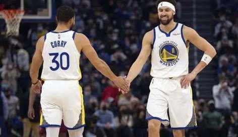 2015 年 NBA 全明星三分大赛，库里与汤神的水花对决