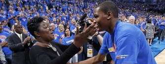 当聚光灯下的英雄遭遇至暗时刻，NBA 球员母亲生病，谁在背后默默守护？