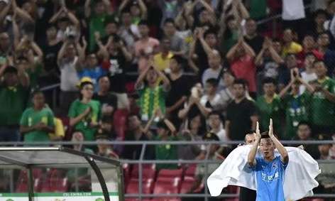 赛场温情时刻，工作人员扶起 NBA 球员的动人瞬间