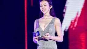 荧屏背后的身影，CCTV5 NBA 直播中那位站着的女主持人