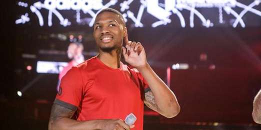 NBA 球场之外的灵魂歌者，谁唱出了最魔性的歌声？