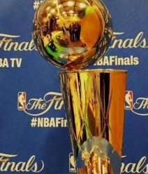 总决赛的荣耀之字，NBA 冠军奖杯上的字究竟为何？