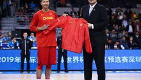巨人的接力，易建联与姚明 NBA 首秀对决的传奇时刻