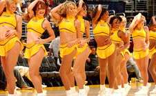 NBA 直播站旁那个神秘女孩，是幸运观众，还是流量密码？