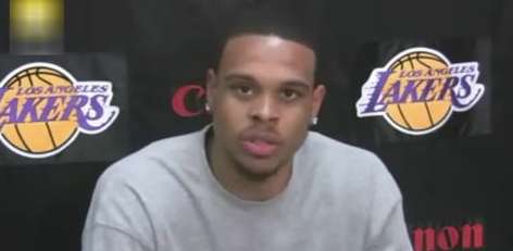 赛场惊魂，NBA 比赛中闯入的不速之客究竟被谁捕获？