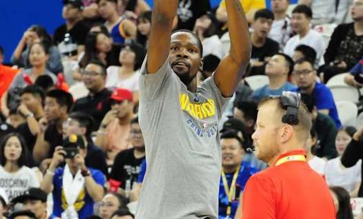 在教室白板看 NBA 排名的是什么人