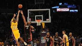 2013 年 NBA 总决赛第七场，98 直播见证的韦德绝杀与热火王朝的加冕