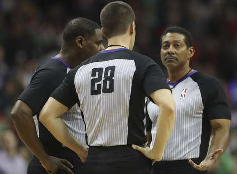2019 年 4 月 25 日 NBA 裁判赛程，季后赛首轮关键战役的执法名单