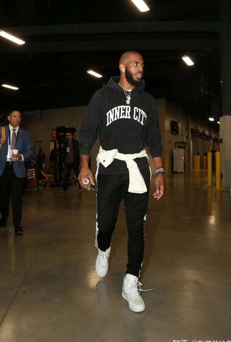 球场之外的粉色浪漫，NBA 球员卫衣穿搭指南