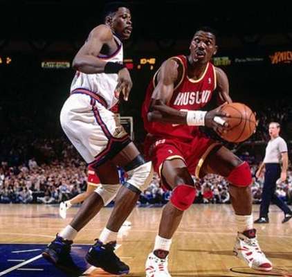 8 号战袍下的巨人，NBA 历史上那些身披 8 号的中锋传奇