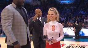 聚光灯下的优雅与力量，NBA 全明星赛美国中场女主持人的高光时刻