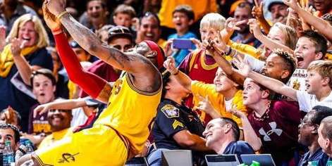 零距离的震撼，NBA 第一排座位看比赛全程的极致体验