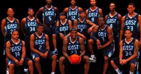 当赛亚人披上飞人战袍，一张穿越次元的 NBA 球衣合影